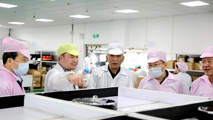 省人大常委會委員、省人大財政經濟委員會主任委員張亦賢一行調研炬神電子